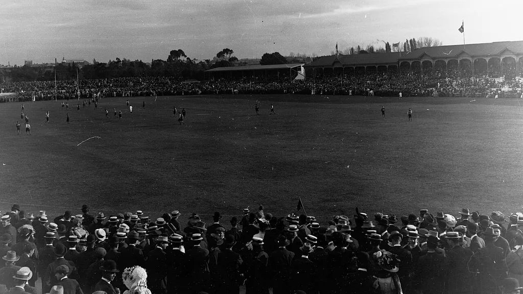 Hawthorn Hawks 13.14 (92) - 13.14 (92) Collingwood Magpies: Historic second draw of 2026 as Moore denied after siren